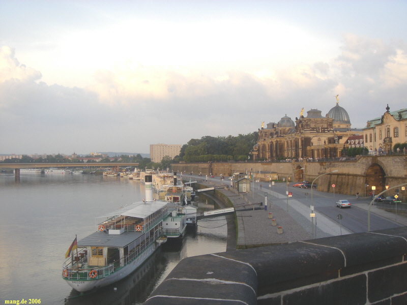 Dresden 2006  - Blick von der Elbe auf die Altstadt